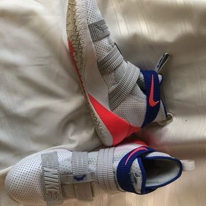 Mens Nike ‘LaBron James’. US 14